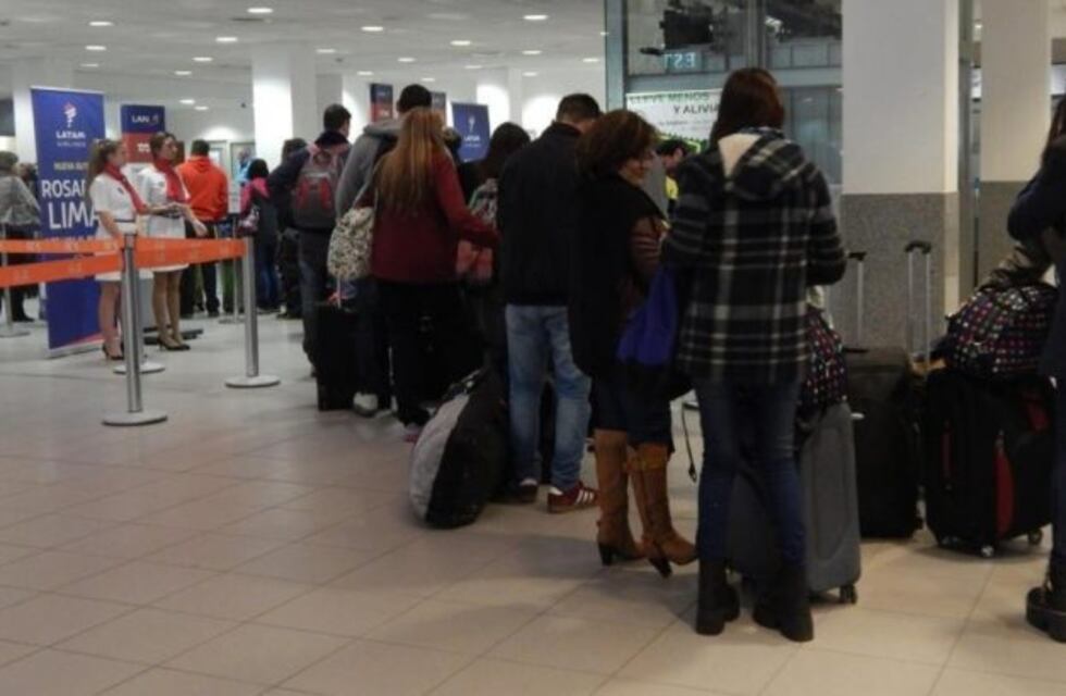 Se canceló un vuelo proveniente de Lima y un centenar de pasajeros quedó varado en el aeropuerto de Rosario