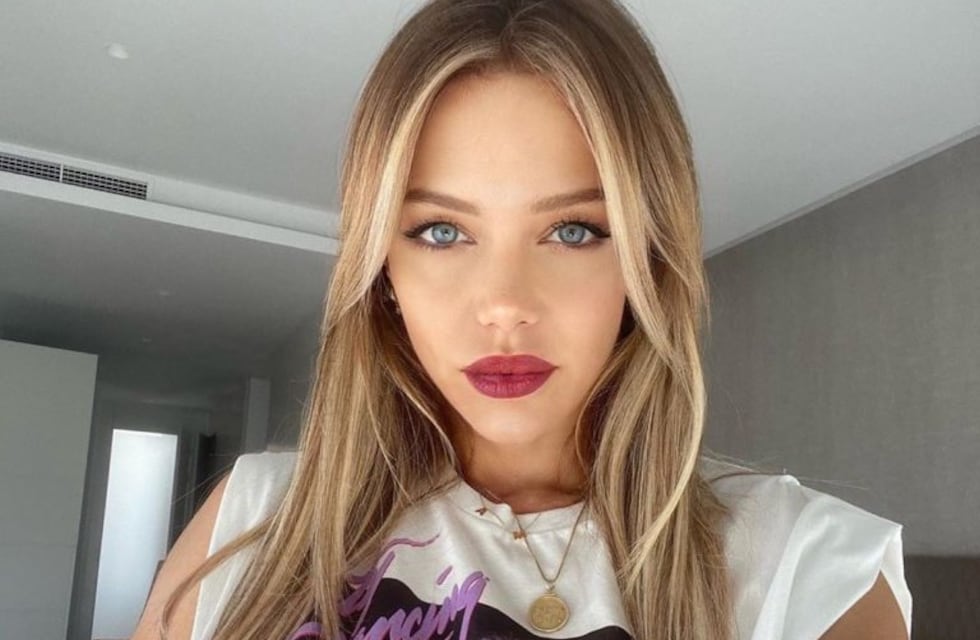 Evangelina Anderson posó en Instagram con una malla rosa y jugó con el humor y la sensualidad