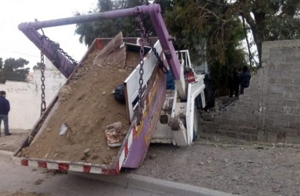 Un camión quedó sobre dos ruedas y chocó contra un paredón