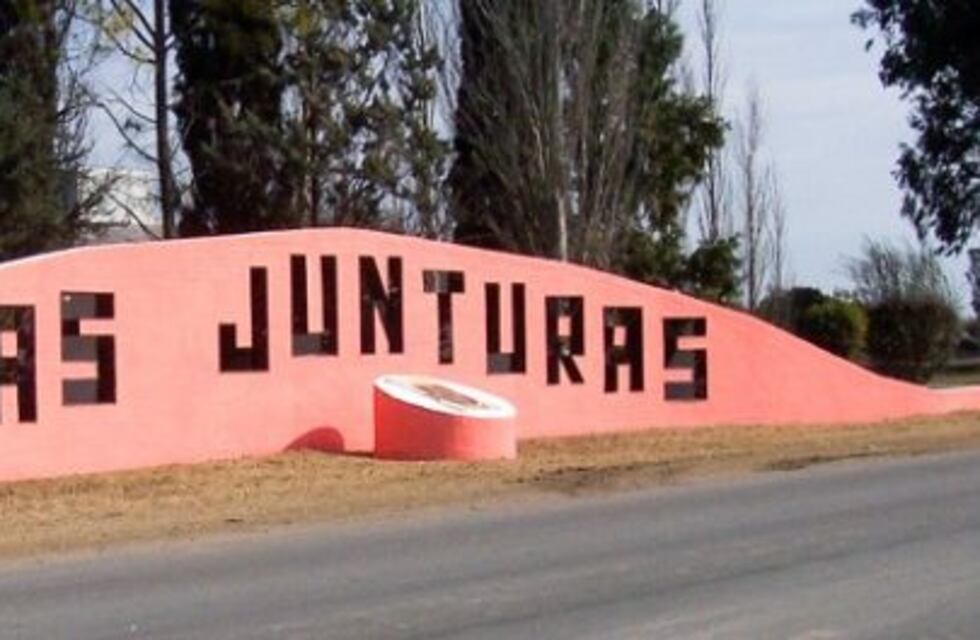 En Las Junturas todas las noches los 2.000 vecinos entonan el Himno Nacional