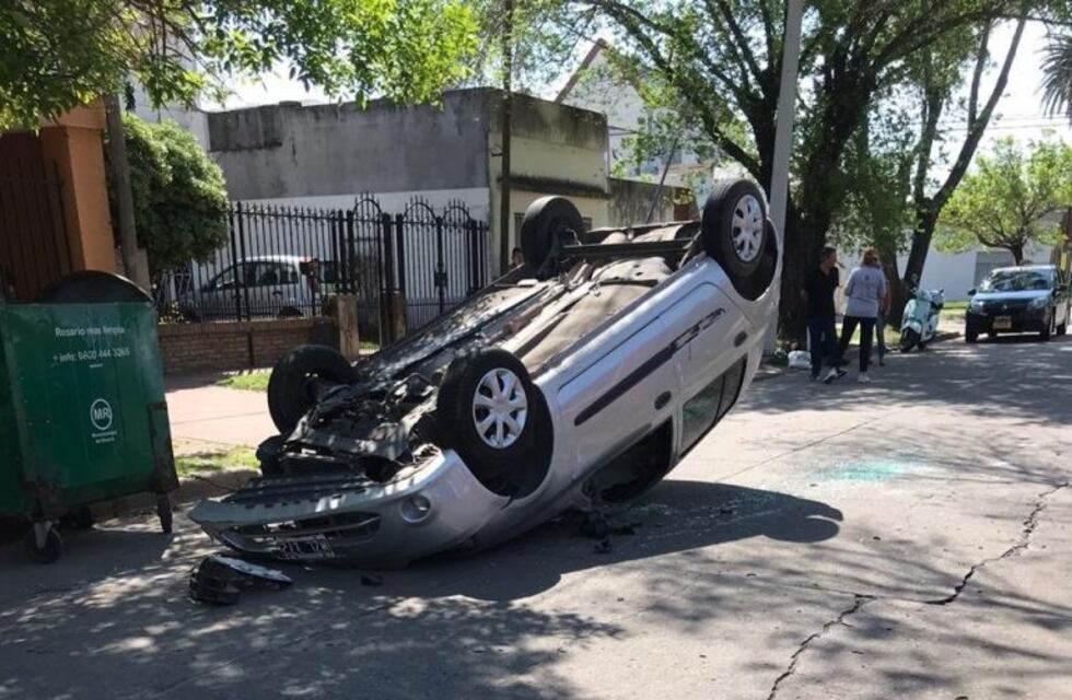 Intentó prender el aire acondicionado, chocó un árbol y volcó