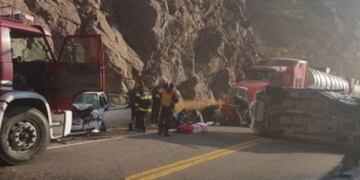 Dos camionetas colisionaron de frente y posteriormente fueron embestidas por un camión\u002E Hay, al menos, dos heridos\u002E