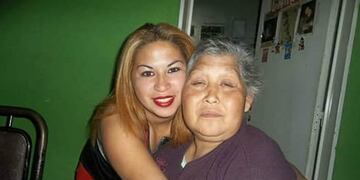 María con su madre (Facebook)