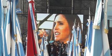Soledad Estuvo en la promesa de lealtad a la Bandera en el Monumento\u002E