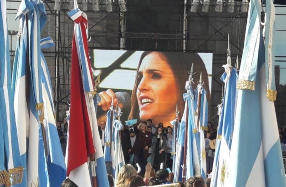En una multitudinaria promesa de lealtad a la Bandera la Sole cantó en el Monumento