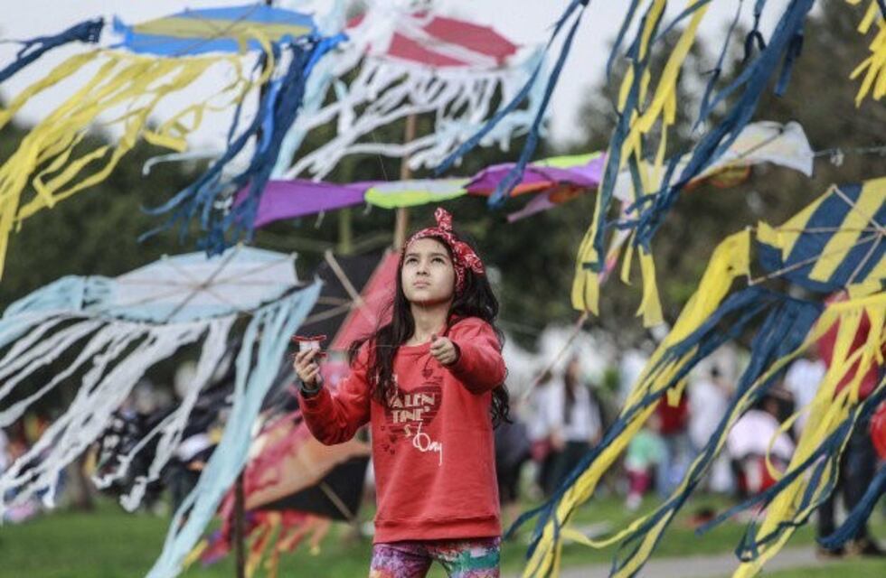 Los primeros barriletes pintan el cielo del Scalabrini Ortiz