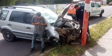 Un hombre chocó contra un poste de luz
