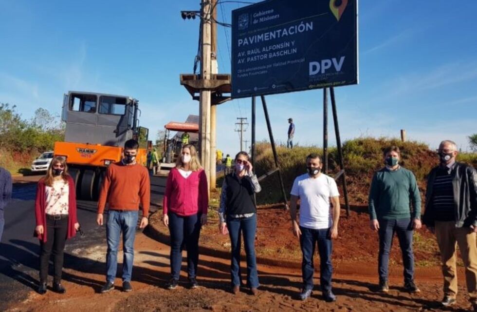 Herrera Ahuad dió inicio a la pavimentación de la avenida que une Capioví y Ruiz de Montoya