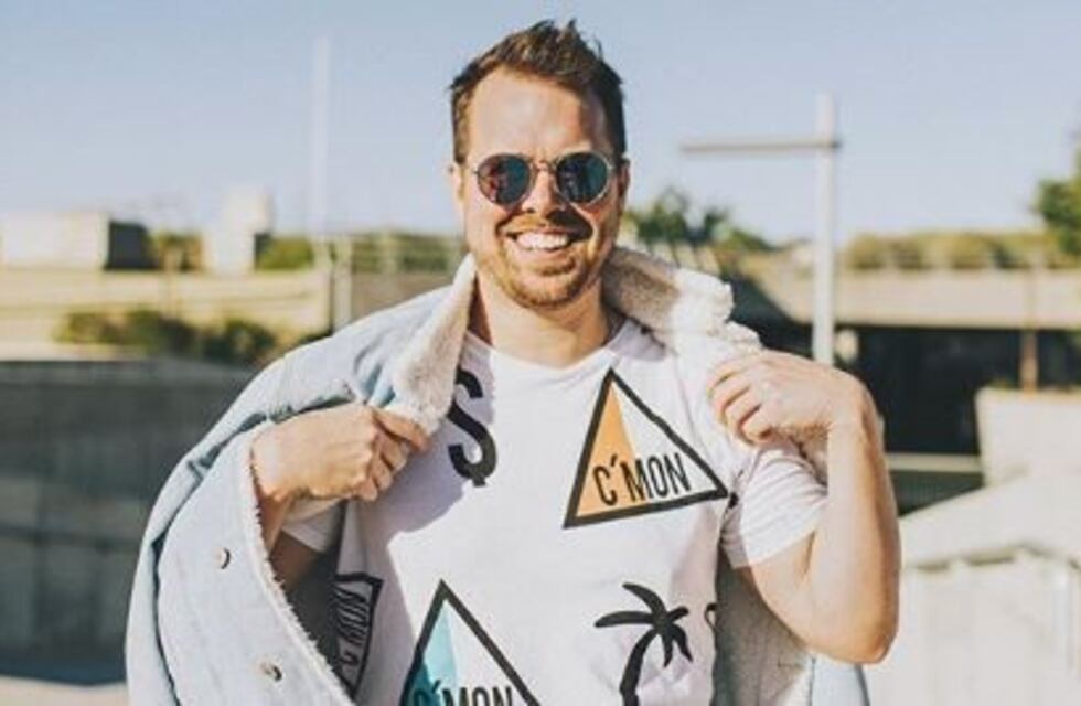 Niko Evans subió la apuesta y ahora imitó a la rusa que entrena sobre su mesa