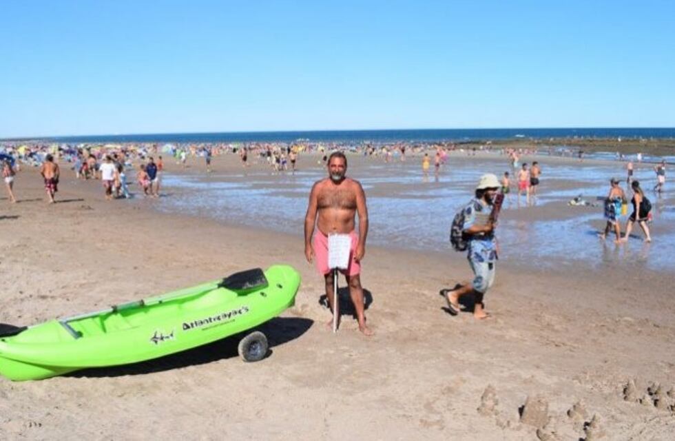Docente mendocino presta su kayak a quienes junten colillas de cigarrillos en la playa