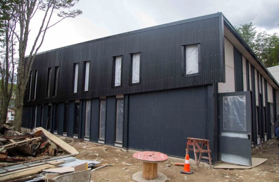 La gobernadora recorrió el nuevo edificio de la escuela experimental "Las Gaviotas"