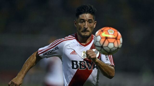 Argentinian River Plate Milton Casco vies for the ball with Venezuelan Trujillanos during their Copa Libertadores 2016 tournament football match against Stadium Jose Alberto Perez in Valera on February 25, 2016. AFP PHOTO/JUAN BARRETOrn valera venezuela milton casco futbol torneo copa libertadores 2016 futbol futbolitas partido trujillanos vs.river plate