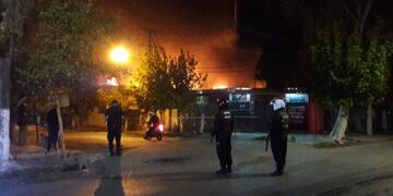 Personal policial y de bomberos trabajando en el lugar\u002E
