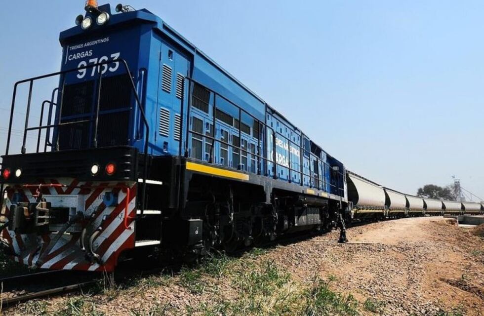 Ferrocarril: El Ministro Dietrich encabezó la salida de la primera formación de cien vagones desde Los Frentones