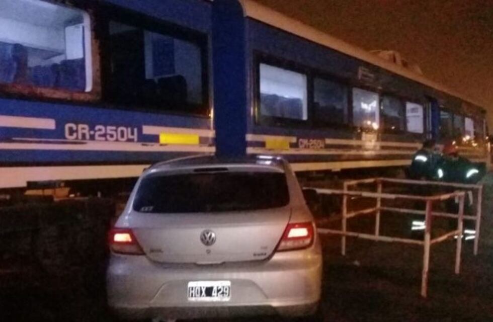Neuquén: chocó contra un tren y se salvó de milagro