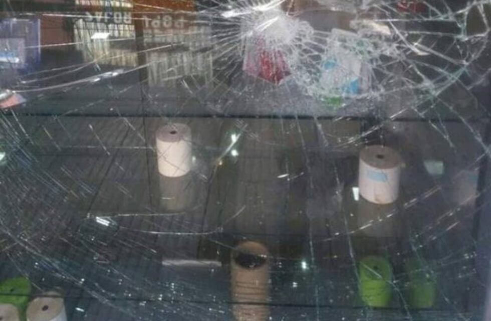 Aguilares: Rompieron el vidrio y robaron cuatro celulares de alta gama de un local