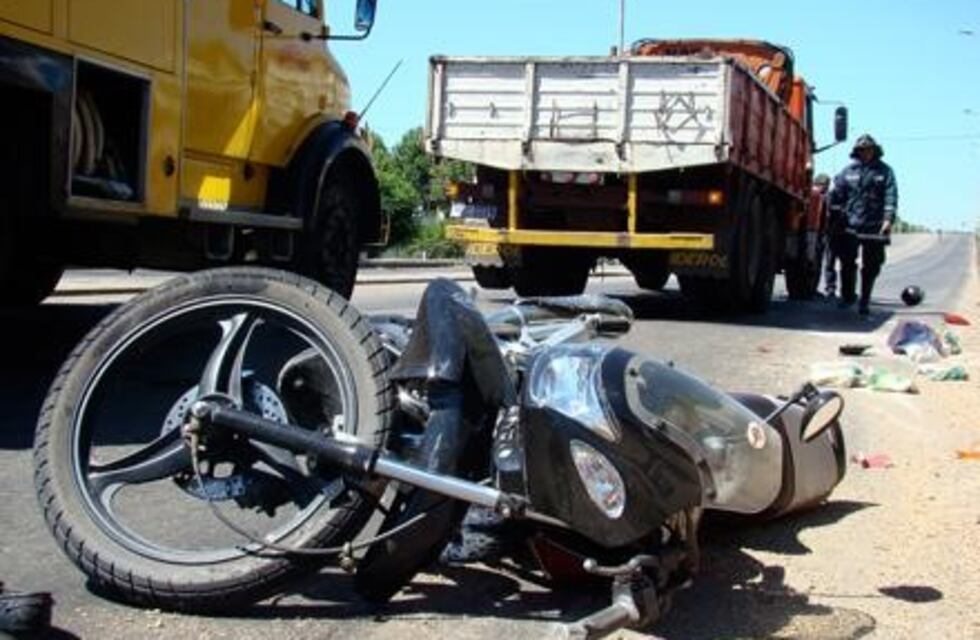 Falleció una joven de 22 años tras un choque entre una camión y una moto