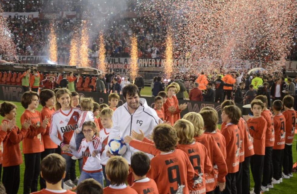 Espectacular recibimiento a Fernando Cavenaghi en su despedida en el Monumental