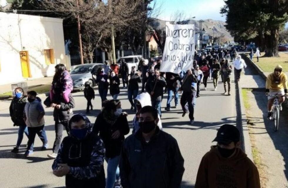 Los policías retirados marcharon por las calles para reclamar salarios