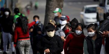 People wait in line for a plate of food at a soup kitchen in the 1\u002E11\u002E14 neighborhood during a government-ordered lockdown to curb the spread of the coronavirus in Buenos Aires, Argentina, Friday, May 29, 2020\u002E (AP Photo/Natacha Pisarenko)