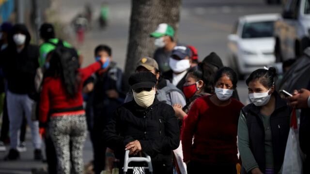 People wait in line for a plate of food at a soup kitchen in the 1\u002E11\u002E14 neighborhood during a government-ordered lockdown to curb the spread of the coronavirus in Buenos Aires, Argentina, Friday, May 29, 2020\u002E (AP Photo/Natacha Pisarenko)