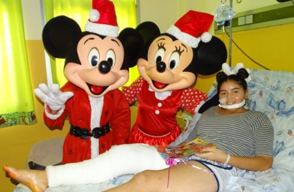 Los chicos del Hospital de Niños recibieron a Mickey y a Minnie de Montecristo
