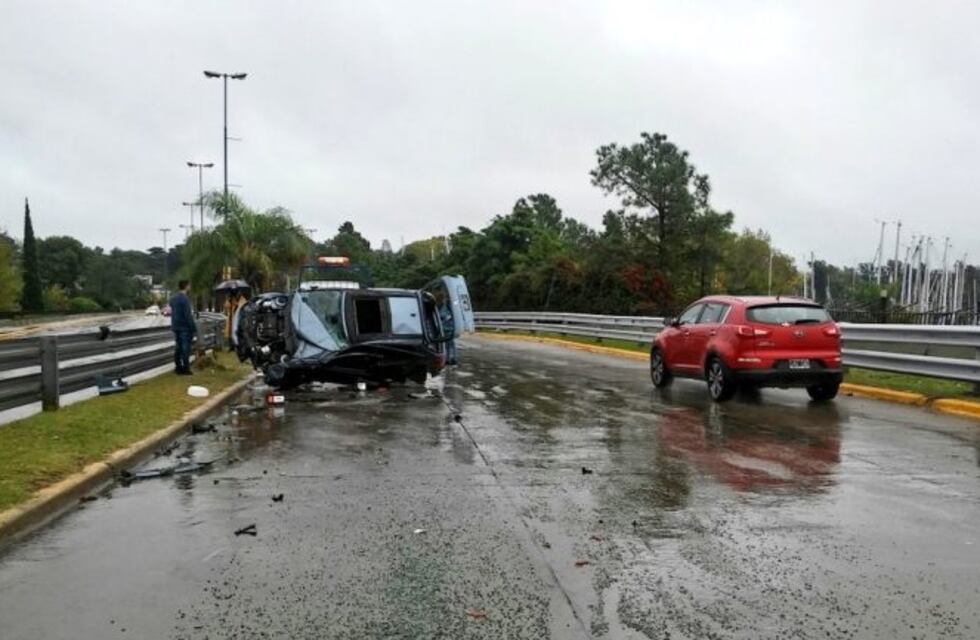 Espectacular trompo y vuelco de un auto en el que circulaban cinco jóvenes