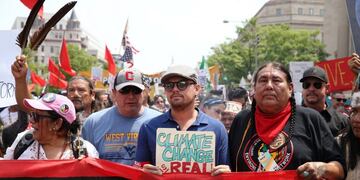 TKX01. Washington (United States), 29/04/2017.- Actor Leonardo DiCaprio (C) joins protesters marching from the US Capitol to the White House in Washington, DC, USA, 29 April 2017. Thousands of demonstrators turned out for the u00ebPeoples Climate Marchu00ed which also marks the 100th day in office for US President Donald J. Trump. (Protestas, Estados Unidos) EFE/EPA/TASOS KATOPODIS eeuu texas leonardo di caprio eeuu protesta contra el gobierno marchas protestas manifestaciones 100 dias del presidente cambio climatico global