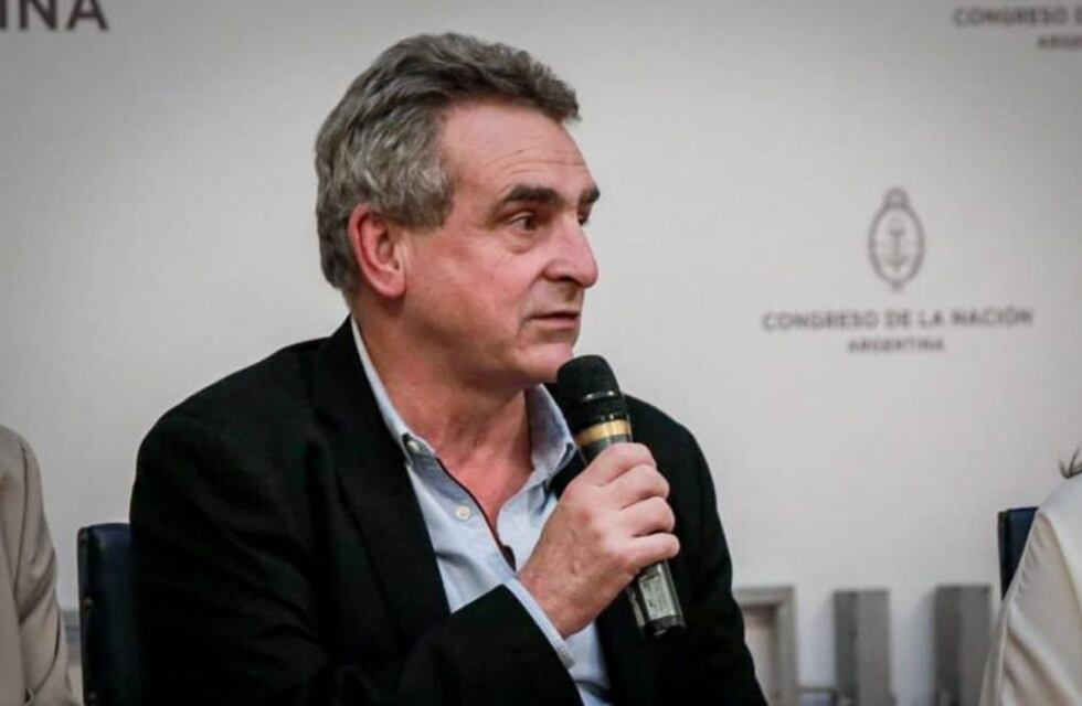 Agustín Rossi llega a Salta a supervisar la entrega de agua a comunidades wichís