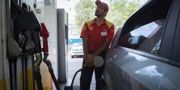 Shell y Axion aumentaron el precio del combustible.