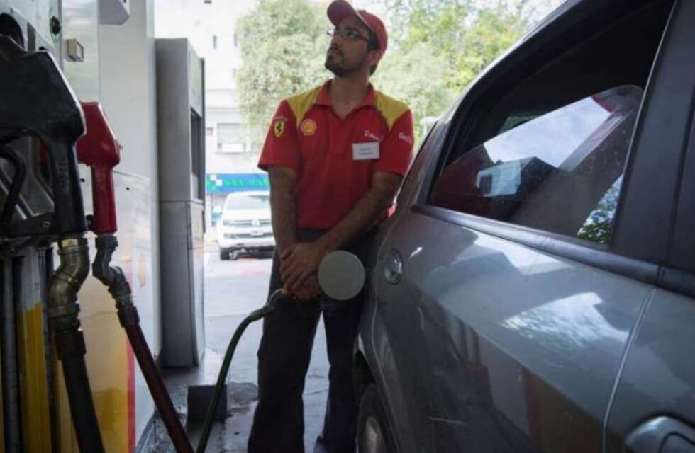 Ya rige el aumento de precio del combustible en las empresas Axion y Shell