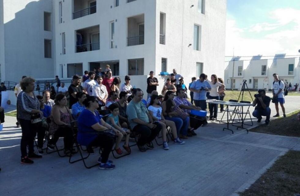 Pese a la nueva entrega de viviendas del Procrear, autoconvocados reclaman celeridad para terminar la obra