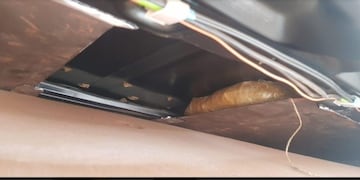 Marihuana oculta en el techo de un auto en la Aduana de Posadas\u002E