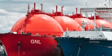 Barco con GNL. (La Voz)