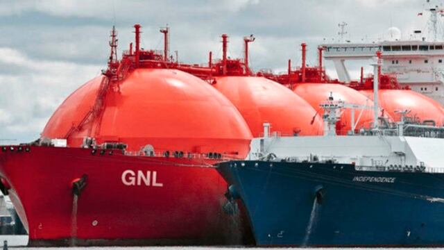 Barco con GNL. (La Voz)