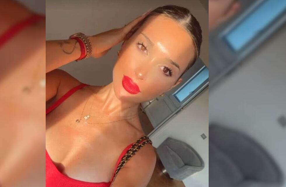 Con un increíble look total red, Agustina Gandolfo mostró cuánto creció Theo en la panza