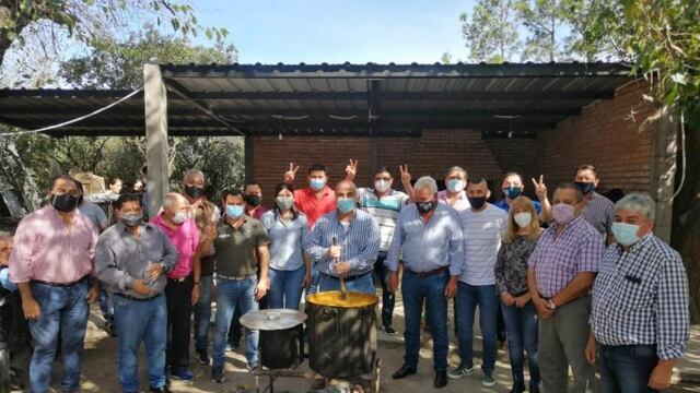 Polémica por la participación del gobernador Juan Manzur en una reunión multitudinaria.