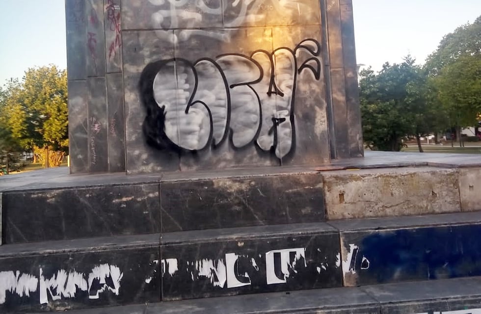 Monumento a San Martín: Entre la falta de civismo de la sociedad y la desidia municipal