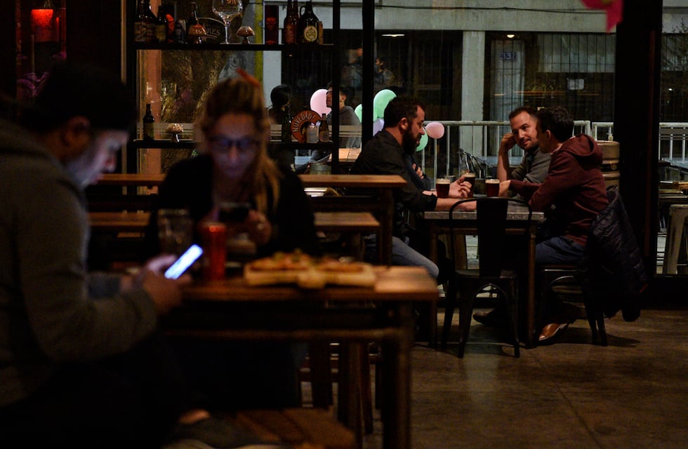 Comieron en una conocida parrilla de Córdoba y denunciaron sobreprecios: “Queremos alertar a otros turistas”