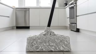 Por qué colocar papel aluminio en la escoba: para qué recomiendan este truco viral