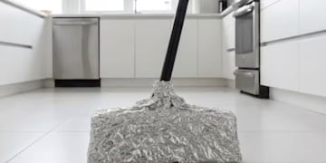 Por qué colocar papel aluminio en la escoba: para qué recomiendan este truco viral