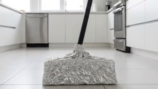Por qué colocar papel aluminio en la escoba: para qué recomiendan este truco viral