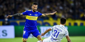 Darío Benedetto disputa el balón ante Franco Negri.