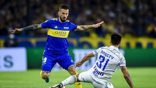 Darío Benedetto disputa el balón ante Franco Negri.