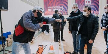 Emprendedores obereños recibieron maquinaria y herramientas para mejorar sus pymes.
