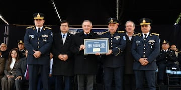 En la plaza Belgrano, el gobernador subrayó la lucha contra el delito y celebró la cooperación regional con escuelas policiales de Catamarca, Salta y Santiago del Estero.