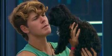 Marcos, el salteño de Gran Hermano, con Mora, la perrita que adoptó en la casa.