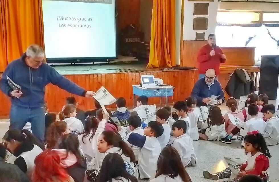 El Archivo Histórico visitó la escuela 24 de Puerto Rosales