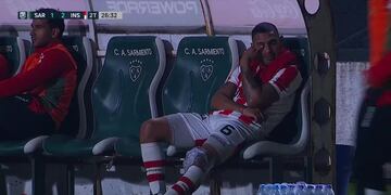 El gesto lo dice todo. Fernando Alarcón debió salir por una lesión en la rodilla izquierda. Preocupación en Instituto.