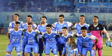 Estudiantes de Río Cuarto avabzó al vencer a Gimnasia y Tiro de Salta y espera rival.